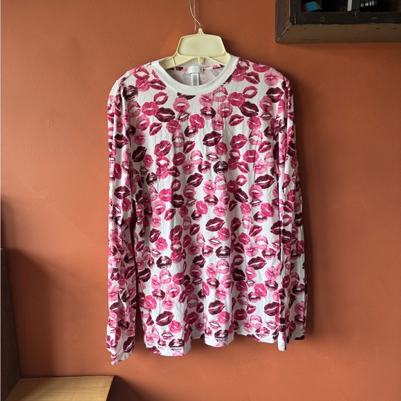 SKIMS Tops - SKIMS White Long Sleeve Tee with Pink & Dark Pink Kiss Print